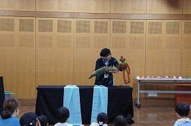 おはなし『さるとワニ』の写真。