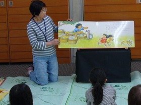 写真1：和みさんの読み聞かせの様子