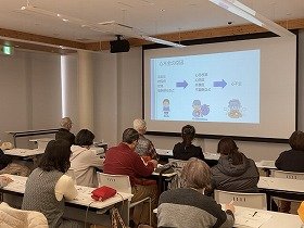 写真 ：心不全の豆知識の講座で、講演を聴く参加者の様子