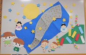 写真：七夕。星空。月。天の川をはさんでひこぼし。おりひめ。短冊。空を見上げる子どもたち。7月の壁面装飾です。