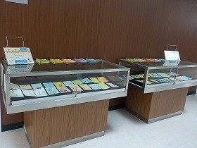 写真：「てくてく」40号分と、過去10年分のバックナンバーをガラスケースで展示している様子。