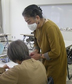 講師が参加者へアドバイスしている様子の画像