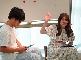 画像2：英語の絵本の読み聞かせの様子。