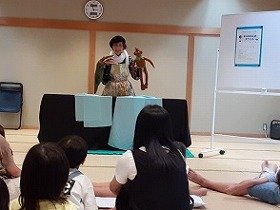 写真人形を使って語られる、お話「さるとわに」。