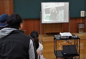 写真4：ぬいぐるみたちの写真を、スライドショーで上映しています。