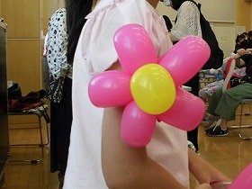 写真3：参加者が作ったお花のバルーンアート