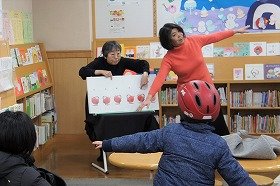 写真：『だるまさんが』の読み聞かせの様子。