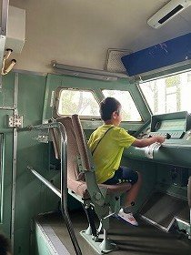 写真新幹線の運転席を見学しているところ