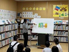 絵本「でんしゃにのって」をパネルシアターで演じている写真