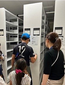 写真書庫の本棚を動かしてみているところ