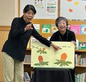 写真：『どんぐりころちゃん』の読み聞かせの様子。