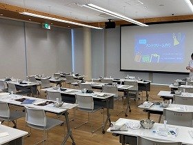 写真：健康医療情報講座「かんたんハンドクリーム作り」の会場準備の様子。