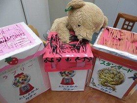 写真：箱に手を入れて賞品を選ぶ参加者（写真はイメージです）