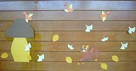 画像2：どんぐりで遊ぶリスの装飾