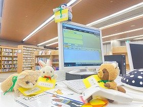 写真カウンターで仕事をするぬいぐるみ達