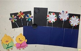 画像1：開始時の、花火を待つひよこの壁面装飾