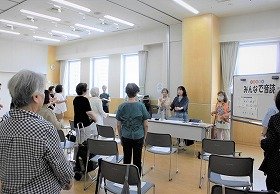 写真体操する講師と参加者