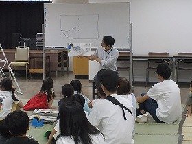 画像1：『さんかくでいえをつくろう』の読み聞かせの様子。