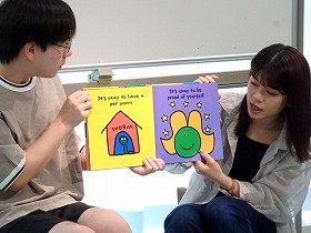 画像1：英語の絵本の読み聞かせの様子。