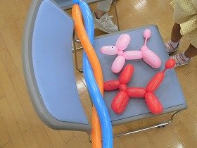 写真2：参加者が作った犬とスパイラルアローのバルーンアート