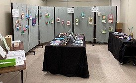 写真：「折り紙作品展示・折り紙12か月」の会場の様子