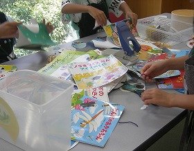 写真絵本の表紙カバーを切って、しおりを作っている様子