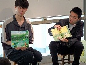 画像4：英語の絵本の読み聞かせの様子。