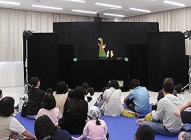 写真2：人形劇「とんだあおむし」の様子。