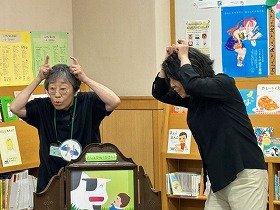 写真『みてみてぼくのは』の読み聞かせの様子。