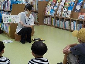 写真実習生が子どもたちに読み聞かせをしている様子。