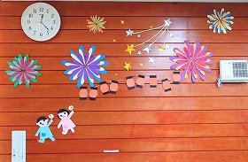 写真：花火と提灯の装飾