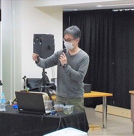 写真オオクワガタに指を挟まれる講師