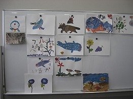 写真3：参加者全員の新聞ちぎり絵作品