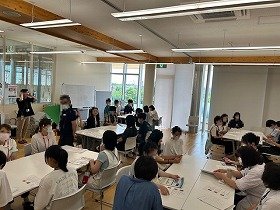 写真「健康と医療のお仕事」で参加者と先生で複数のグループを作っているところ。