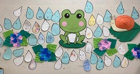 写真2：終了時、かえるの周りの壁いっぱいに雨が降る景色になった壁面装飾