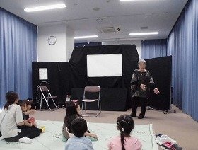 画像1：吹田おはなしの会の方が、『おむすびころりん』を語っているところ