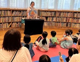 写真1：大型紙芝居「たべられたやまんば」の読み聞かせの様子