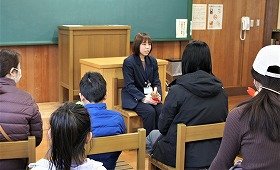 写真1：おはなし会を聞く参加者たち。