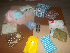 写真1  ぬいぐるみたちが、図書館での仕事を終えて、みんなで「おやすみなさい」