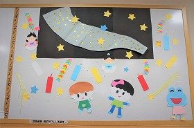 七夕の天の川や織姫と彦星、子どもたちやカエルなどが描かれた7月の壁面装飾の画像