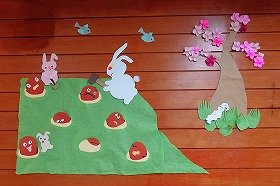 写真2：ウサギがもぐらたたきをしている装飾画像