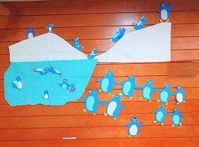 ペンギンたちが氷山のすべり台をすべっている装飾の画像