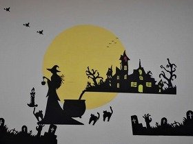 墓地の奥に屋敷があり満月を背景に魔女が毒リンゴを持って立っている画像