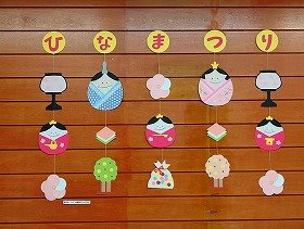 写真1：ひなまつりのつるし飾りの装飾画像