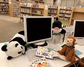 カウンターで仕事をするぬいぐるみ達の画像