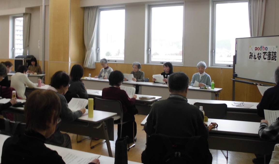 写真3　講師のことばに耳を傾ける講座生