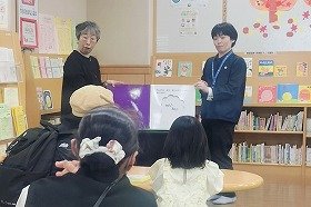 手話による読み聞かせの様子-1