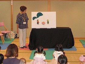 パネルシアター『桃太郎』をしているところの画像