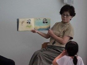 『だいくとおにろく』の読み聞かせの場面の画像