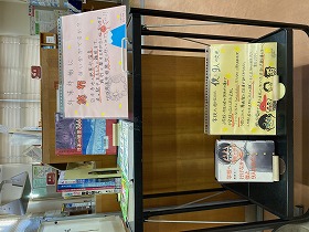 写真：職業体験生が作成した本の紹介コーナー。手書きのポップと本が並べられている。